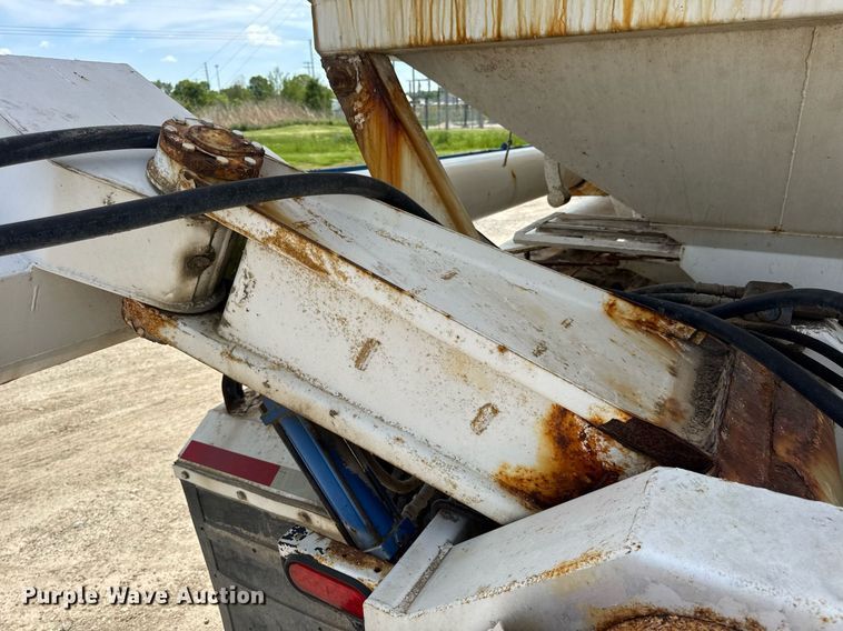 image for item DV4019 2002 Mack CX613 fertilizer delivery truck