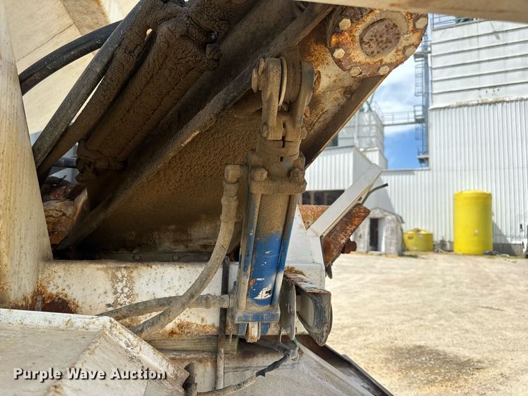 image for item DV4019 2002 Mack CX613 fertilizer delivery truck