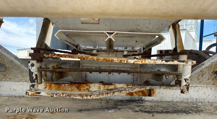 image for item DV4019 2002 Mack CX613 fertilizer delivery truck