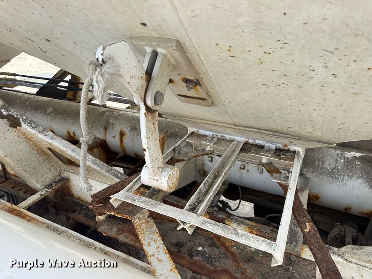 image for item DV4019 2002 Mack CX613 fertilizer delivery truck