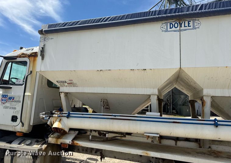 image for item DV4019 2002 Mack CX613 fertilizer delivery truck