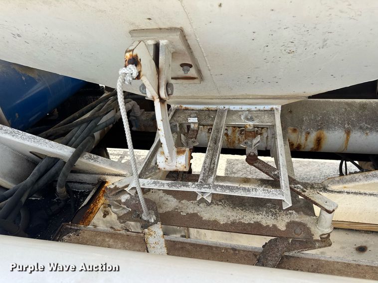 image for item DV4019 2002 Mack CX613 fertilizer delivery truck