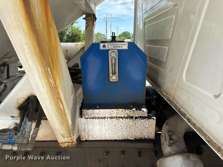 image for item DV4019 2002 Mack CX613 fertilizer delivery truck