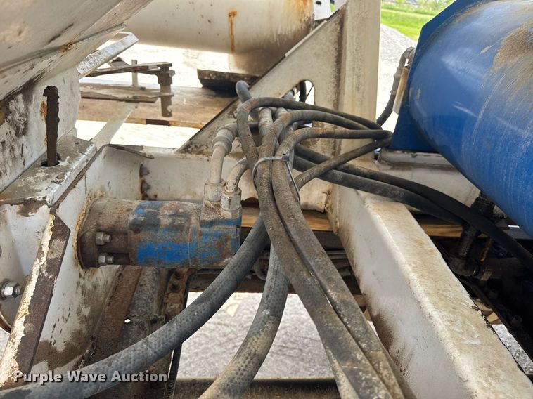 image for item DV4019 2002 Mack CX613 fertilizer delivery truck