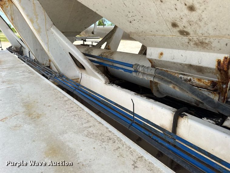 image for item DV4019 2002 Mack CX613 fertilizer delivery truck