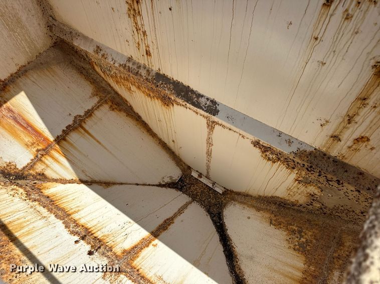 image for item DV4019 2002 Mack CX613 fertilizer delivery truck