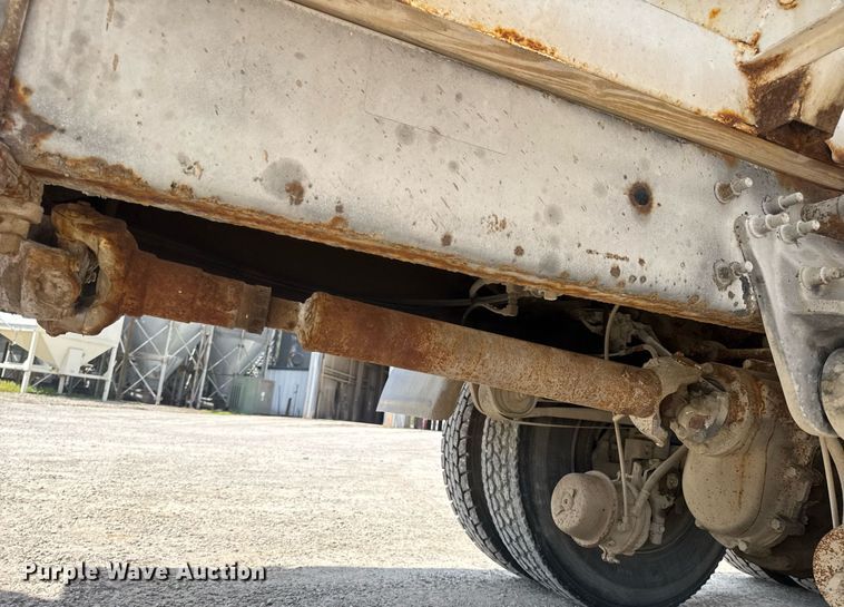 image for item DV4019 2002 Mack CX613 fertilizer delivery truck