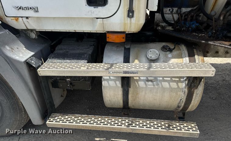 image for item DV4019 2002 Mack CX613 fertilizer delivery truck