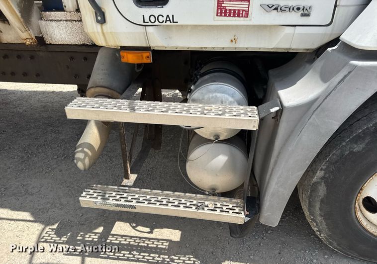 image for item DV4019 2002 Mack CX613 fertilizer delivery truck