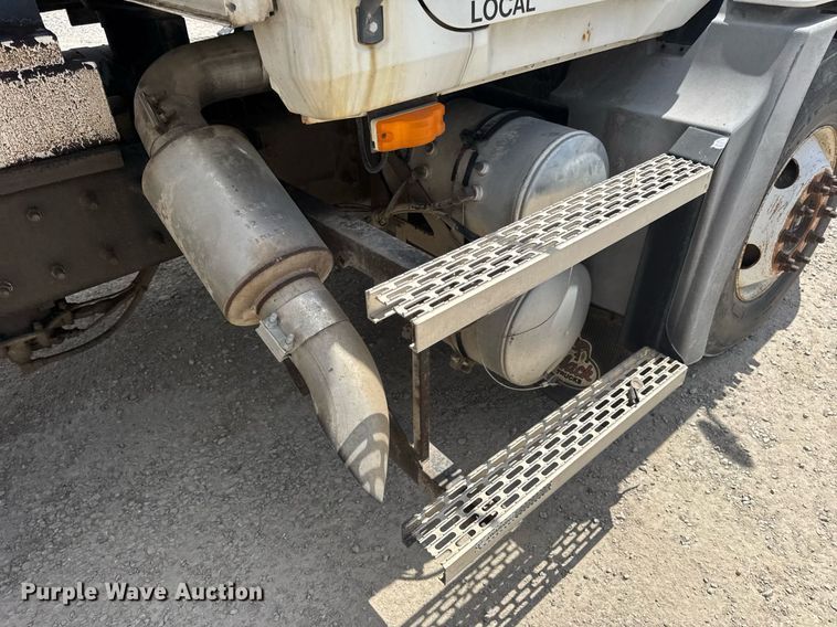 image for item DV4019 2002 Mack CX613 fertilizer delivery truck