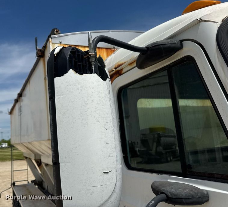 image for item DV4019 2002 Mack CX613 fertilizer delivery truck