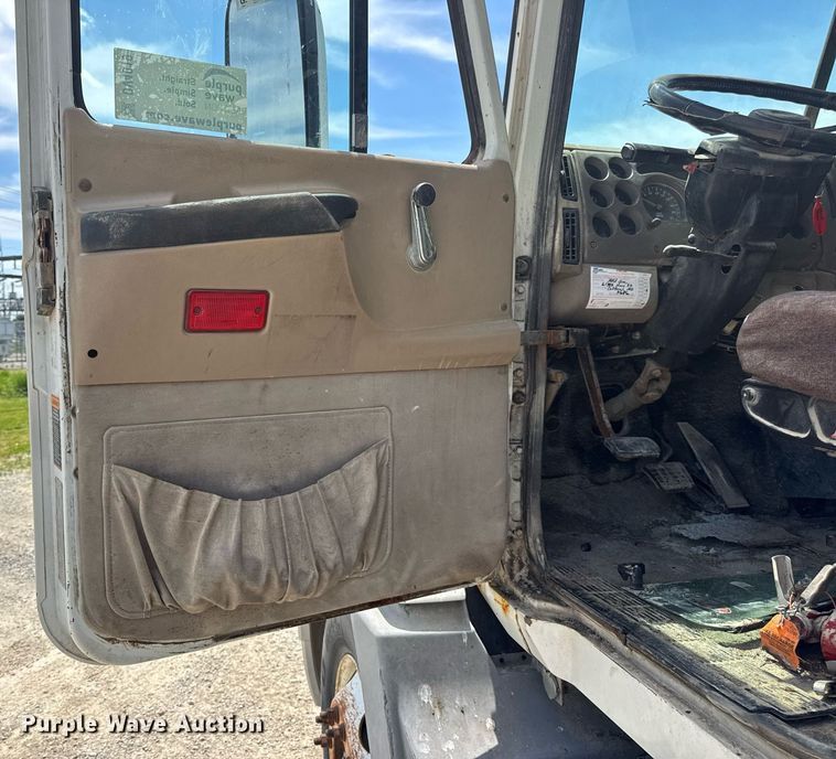 image for item DV4019 2002 Mack CX613 fertilizer delivery truck