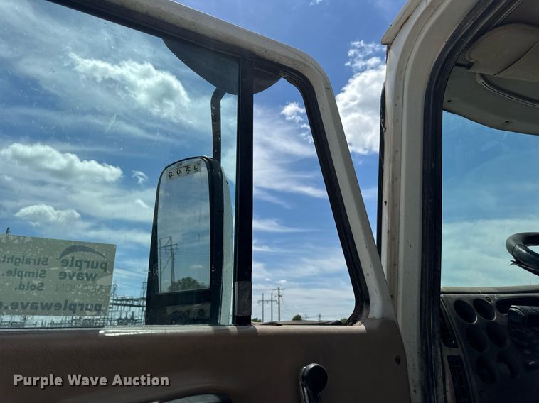 image for item DV4019 2002 Mack CX613 fertilizer delivery truck