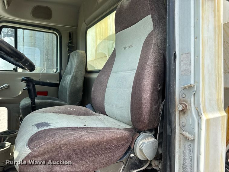 image for item DV4019 2002 Mack CX613 fertilizer delivery truck