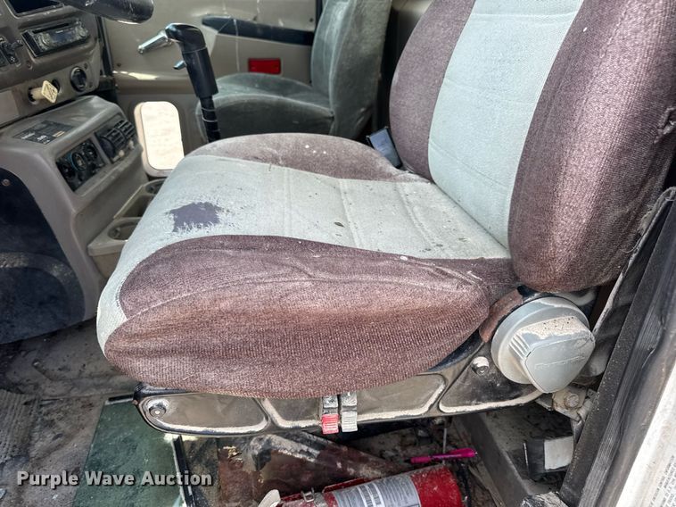 image for item DV4019 2002 Mack CX613 fertilizer delivery truck