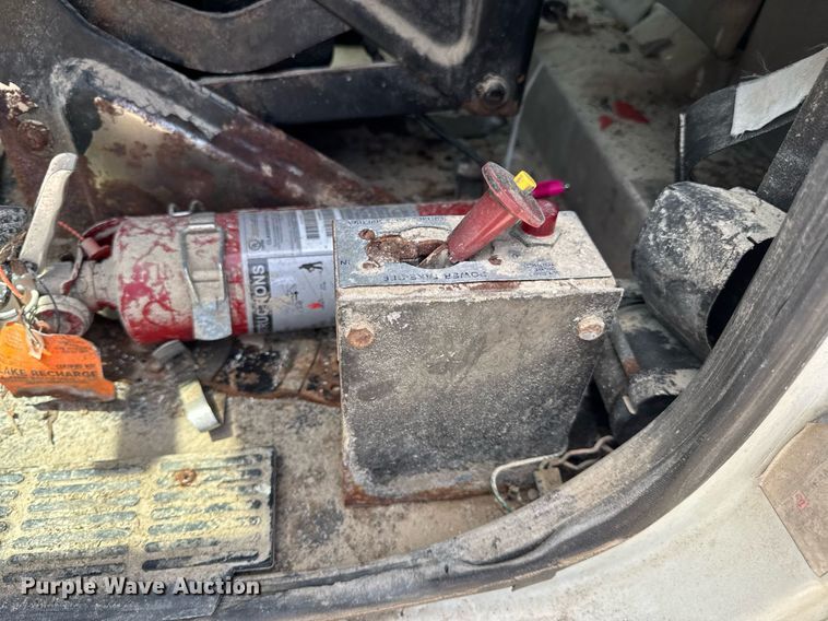 image for item DV4019 2002 Mack CX613 fertilizer delivery truck