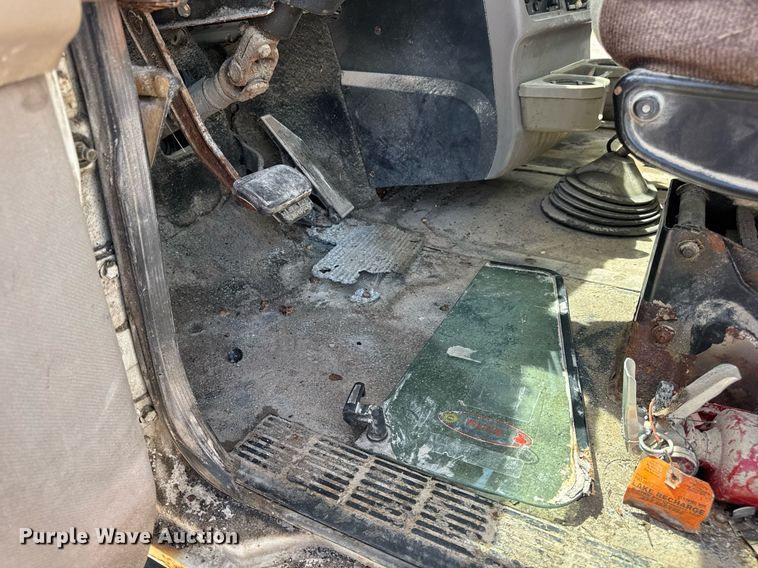 image for item DV4019 2002 Mack CX613 fertilizer delivery truck