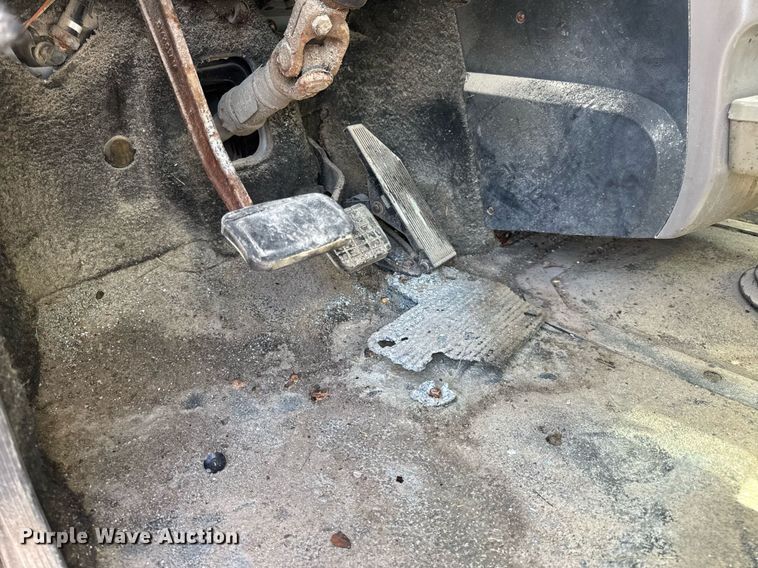 image for item DV4019 2002 Mack CX613 fertilizer delivery truck