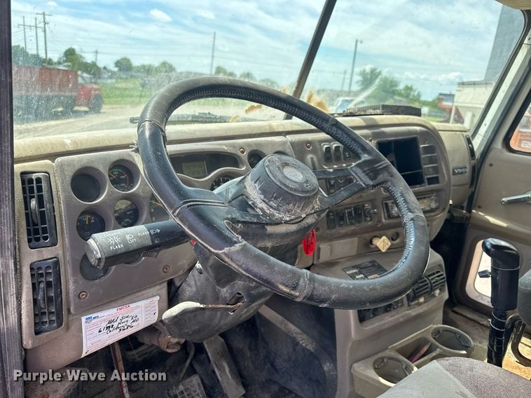 image for item DV4019 2002 Mack CX613 fertilizer delivery truck