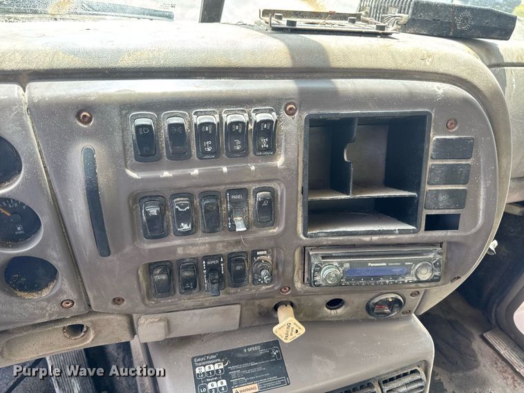 image for item DV4019 2002 Mack CX613 fertilizer delivery truck