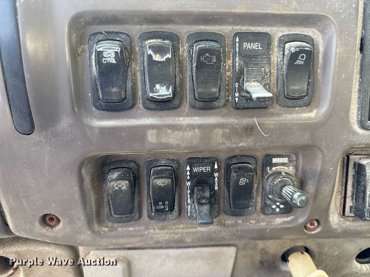 image for item DV4019 2002 Mack CX613 fertilizer delivery truck