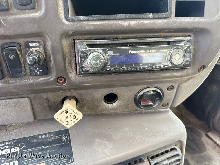 image for item DV4019 2002 Mack CX613 fertilizer delivery truck