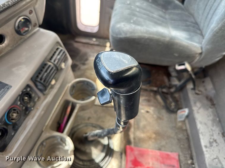 image for item DV4019 2002 Mack CX613 fertilizer delivery truck