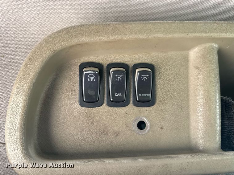 image for item DV4019 2002 Mack CX613 fertilizer delivery truck