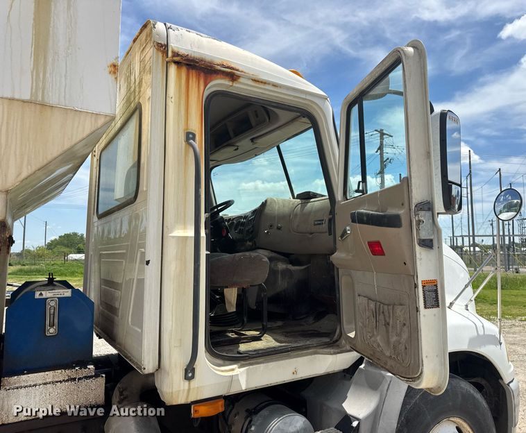 image for item DV4019 2002 Mack CX613 fertilizer delivery truck