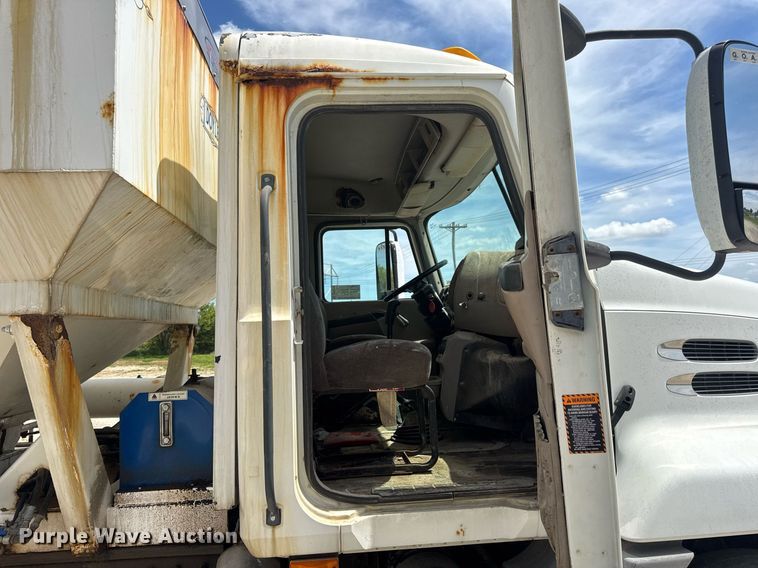 image for item DV4019 2002 Mack CX613 fertilizer delivery truck