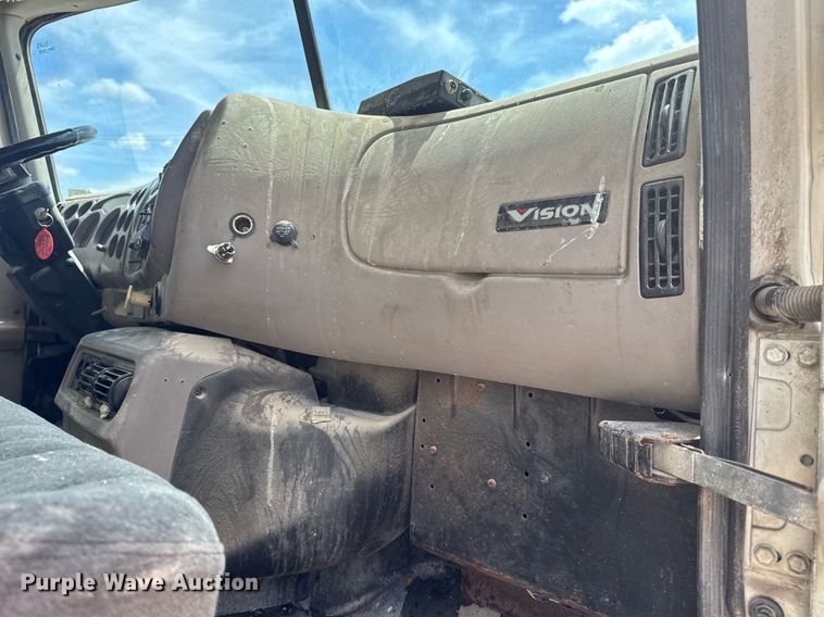 image for item DV4019 2002 Mack CX613 fertilizer delivery truck