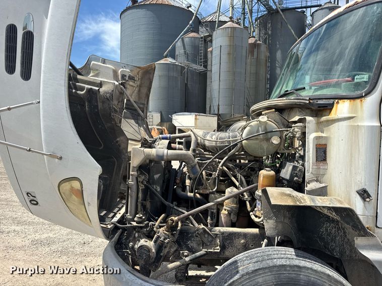 image for item DV4019 2002 Mack CX613 fertilizer delivery truck