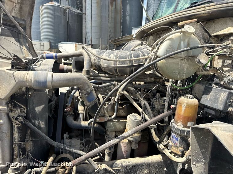 image for item DV4019 2002 Mack CX613 fertilizer delivery truck