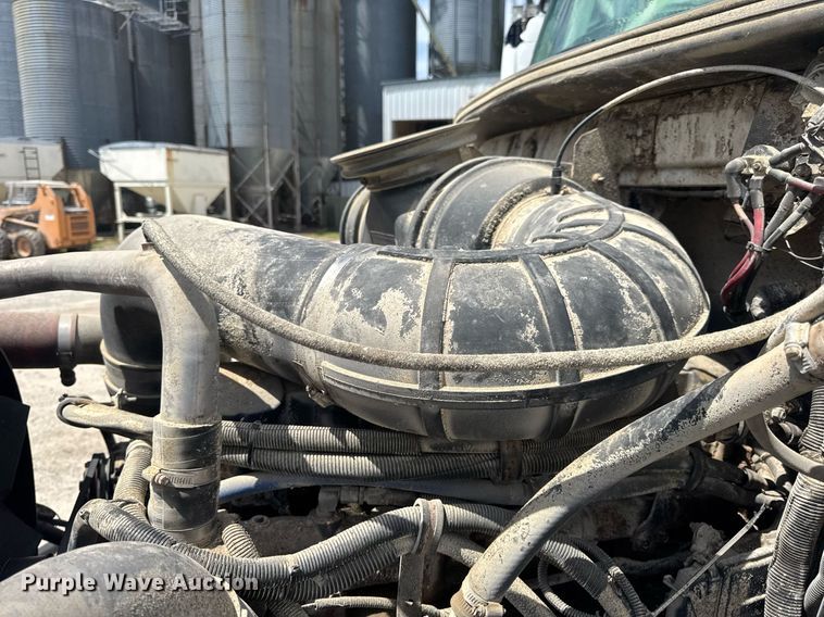 image for item DV4019 2002 Mack CX613 fertilizer delivery truck