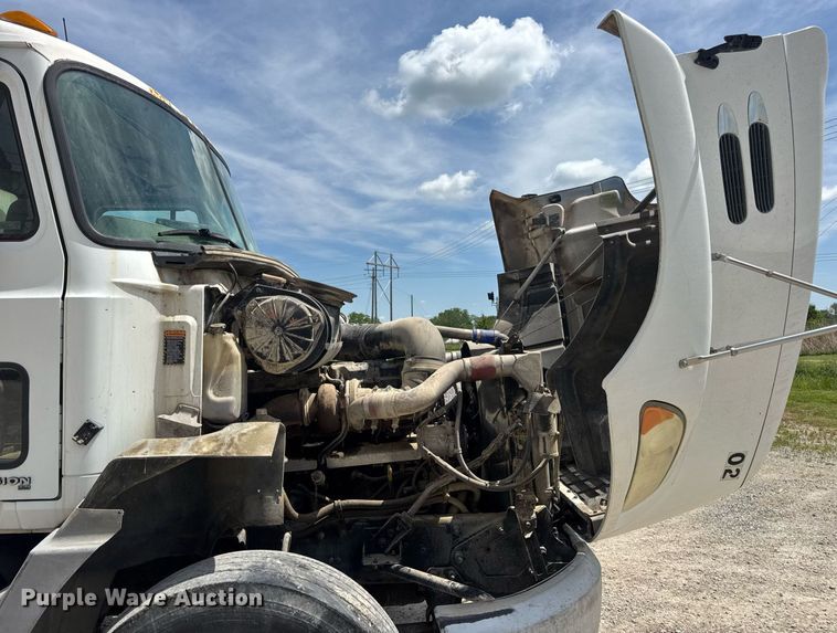 image for item DV4019 2002 Mack CX613 fertilizer delivery truck