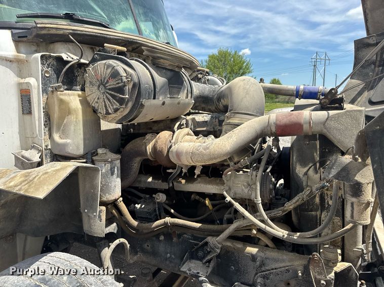 image for item DV4019 2002 Mack CX613 fertilizer delivery truck