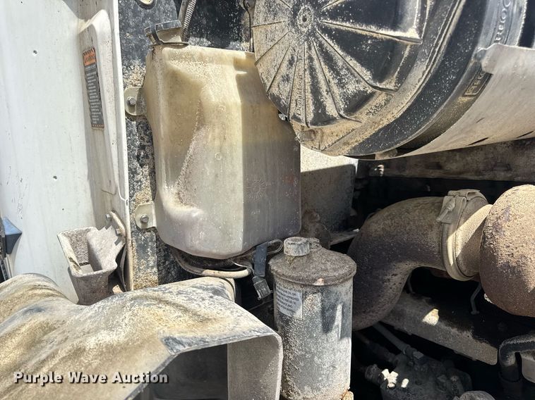 image for item DV4019 2002 Mack CX613 fertilizer delivery truck