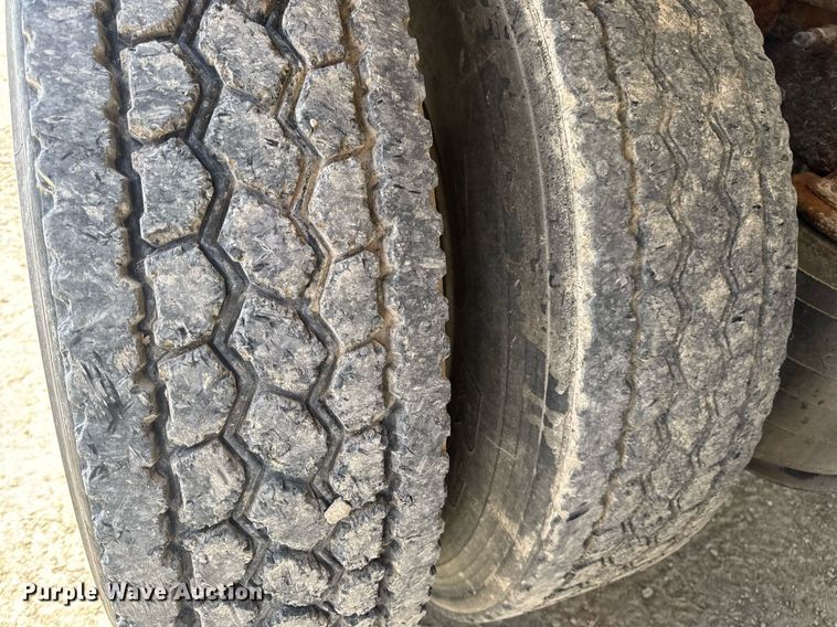 image for item DV4019 2002 Mack CX613 fertilizer delivery truck