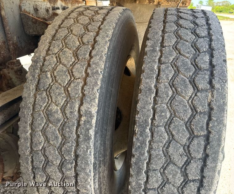 image for item DV4019 2002 Mack CX613 fertilizer delivery truck