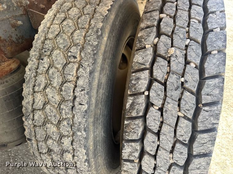 image for item DV4019 2002 Mack CX613 fertilizer delivery truck