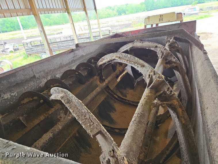 image for item DW7011 Schuler SRM 453 feed wagon