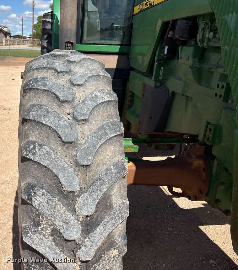 image for item DY2485 1998 John Deere 8400 MFWD tractor