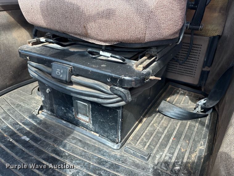 image for item DY2486 1999 John Deere 8400 MFWD tractor