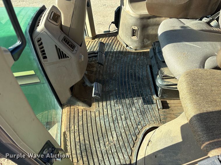 image for item DY2487 2001 John Deere 8410 MFWD tractor