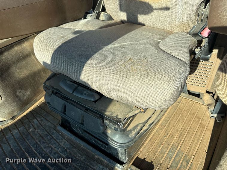 image for item DY2487 2001 John Deere 8410 MFWD tractor