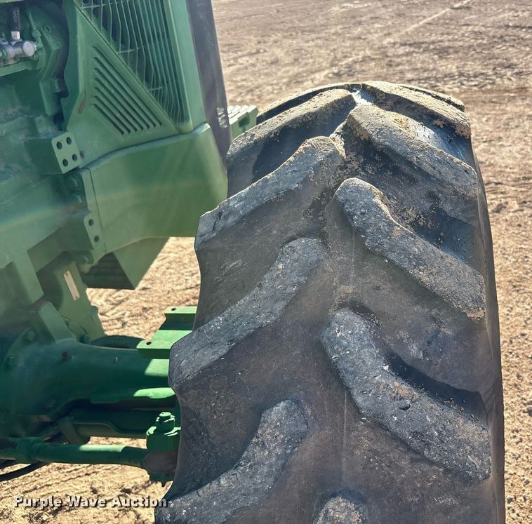 image for item DY2487 2001 John Deere 8410 MFWD tractor