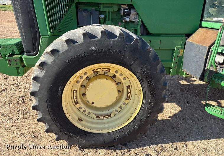 image for item DY2487 2001 John Deere 8410 MFWD tractor