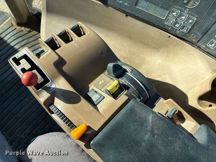 image for item DY2488 1996 John Deere 8100 tractor