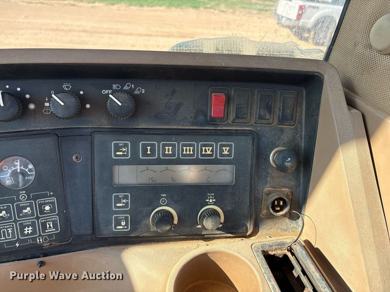 image for item DY2489 1996 John Deere 8100 tractor