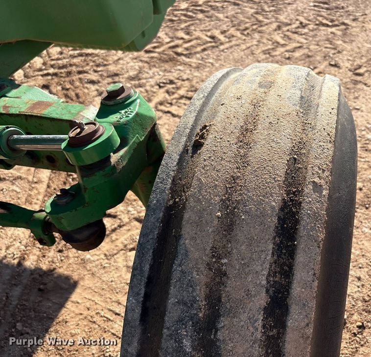 image for item DY2489 1996 John Deere 8100 tractor